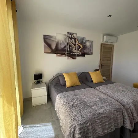 Bed and Breakfast Les Pins Du Luberon Coustellet Esterno foto