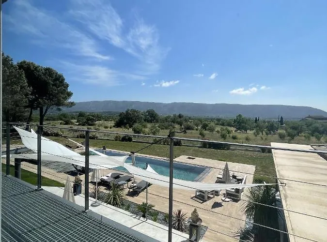 Les Pins Du Luberon